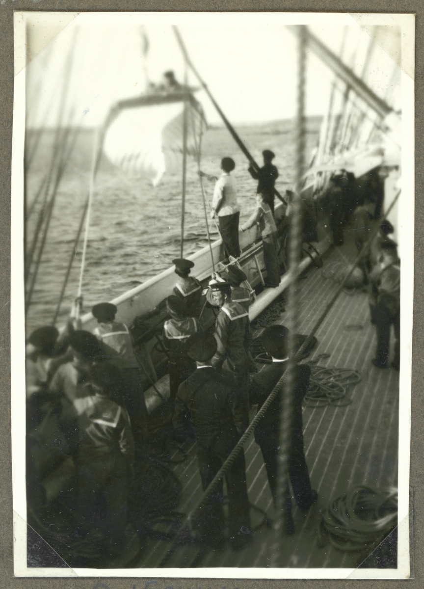 Bilden visar hur en skeppsbåt firas ner från övningsfartyget af Chapman.