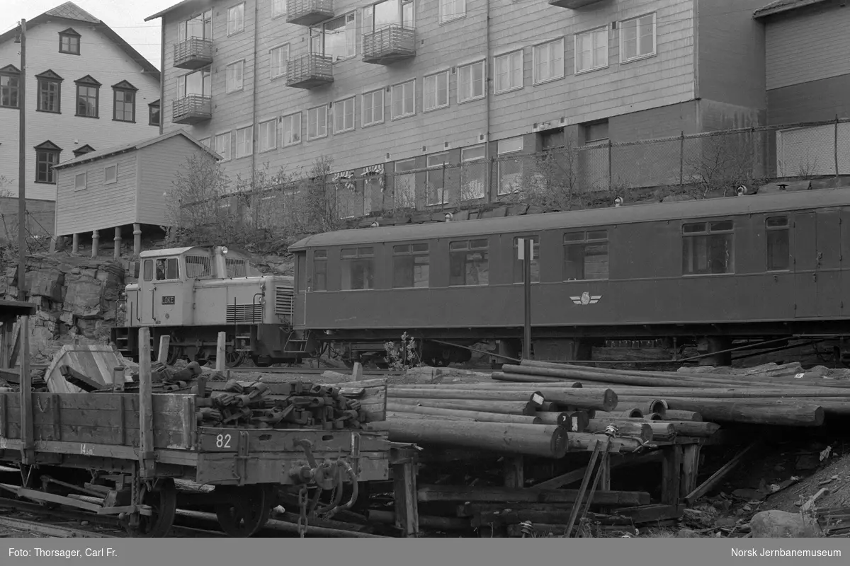 Sulitjelmabanens diesellokomotiv LOKE og personvogn BFo 7 på Sulitjelma stasjon