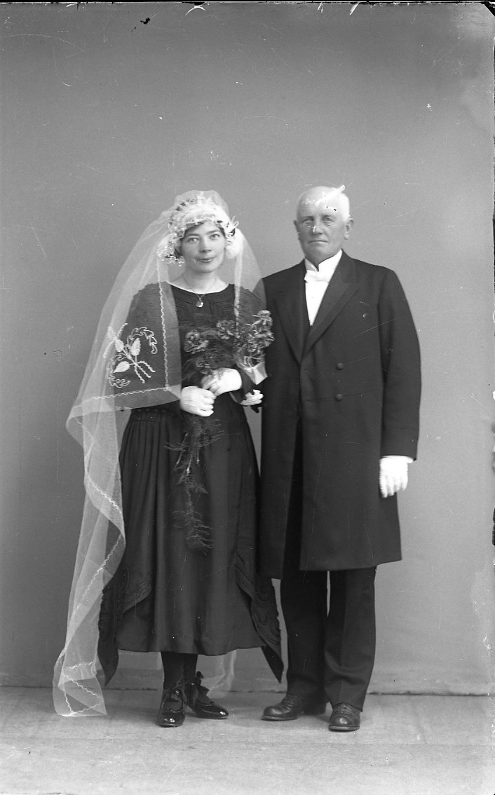Brudparet Strand och Petersson. En yngre brud i mörkt och en äldre brudgum.