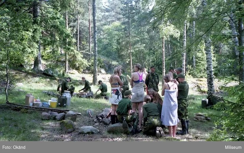 Praktikanter vid lägereld efter bad. Ing 2. Från vänster: I baddräkt Anna Gunlycke, Frida Eiman, Agneta Sandberg.