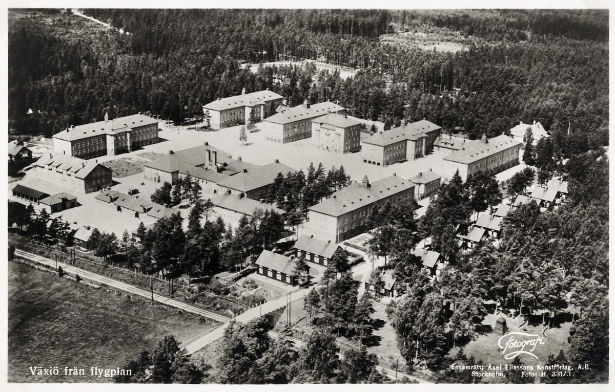 Regementet I 11 från luften. Växjö, 1930-tal. I bakgrunden skymtar den nyanlagda Värendsvallen.