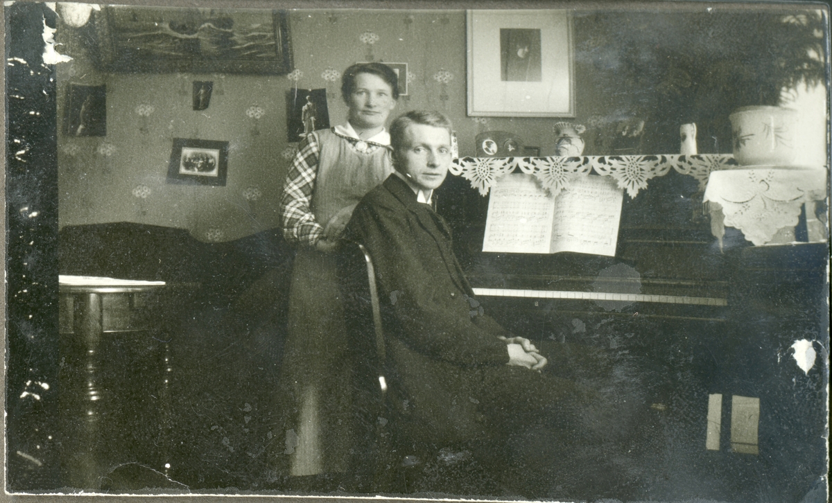 Kvinne og mann ved et piano.