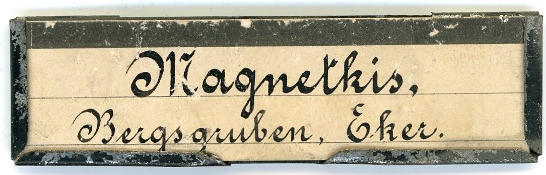 Etikett i eske:
Magnetkis fra Bergsgruben, Eiker.
Etikett i metallholder: Magnetkis. Bergsgruben. Eker.