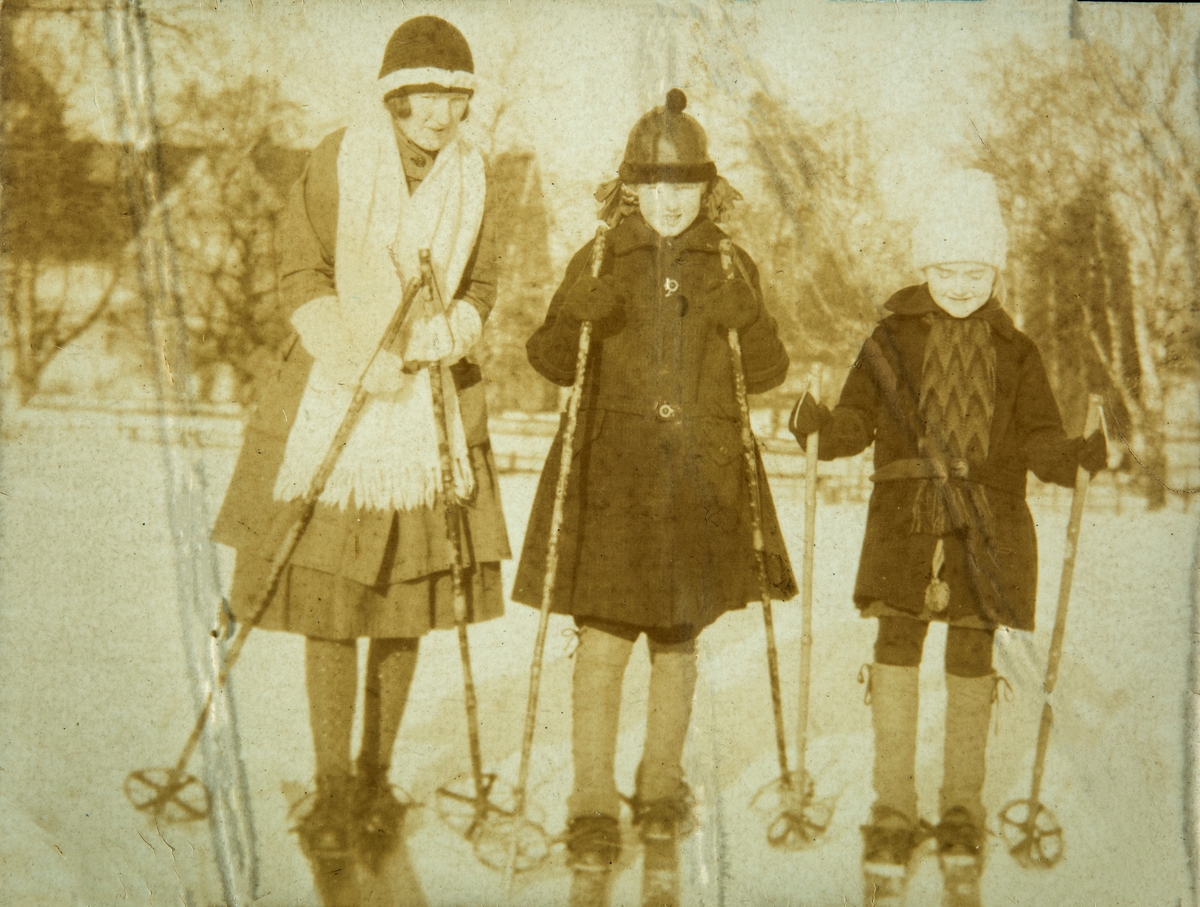 Gruppe 3 jenter på ski. Vinter. Ottestad Gård, Stange. Valborg, Eli og Andrea Gjestvang på ski i hagen.