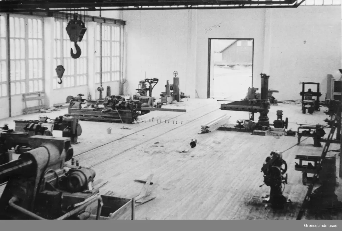 Gjenoppbyggingen av Sydvarangers verksted etter krigen, her ser vi maskinhallen, 17. august 1948.