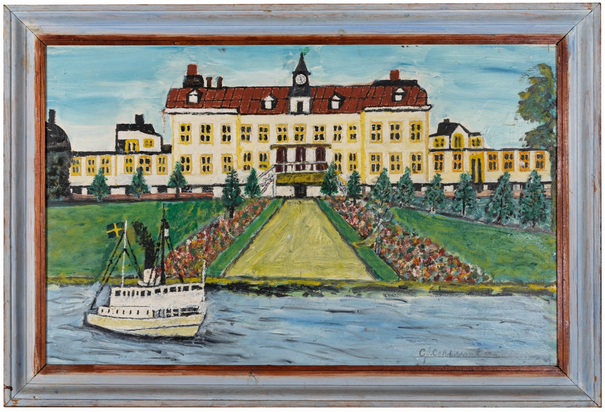Drottningsholms slott från sjösidan, med fjärden och en ångbåt i förgrunden. Slottet är gulmålat. Originalram, bemålad av konstnären.