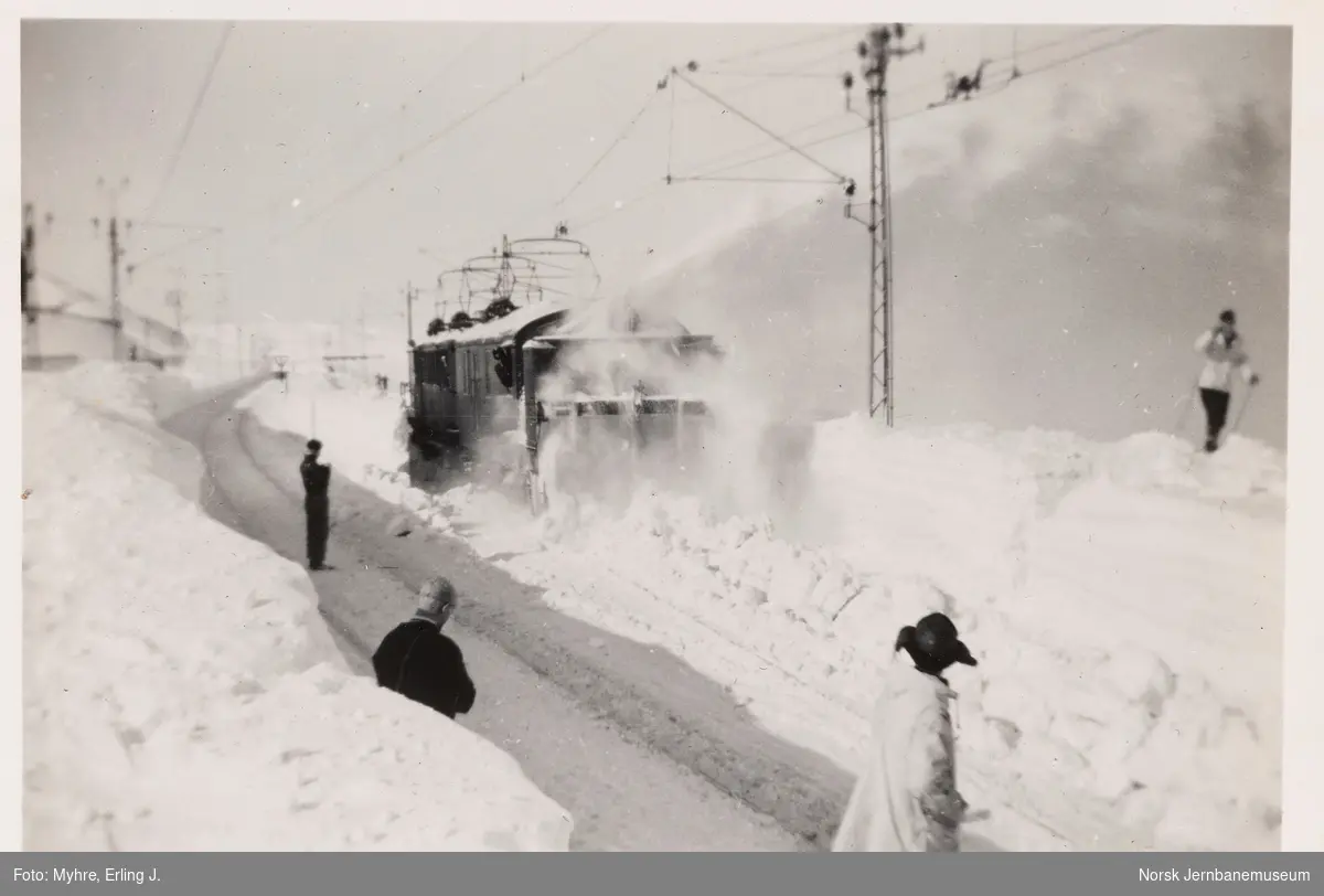 Snørydding på malmbanen med svensk roterende snøplog og elektrisk lokomotiv Of