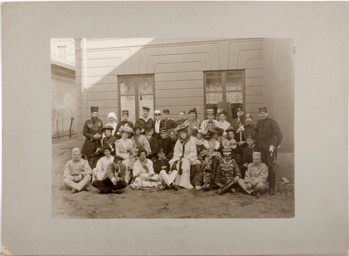Spexutklädda studenter på Stockholms nations gård, Uppsala 1905