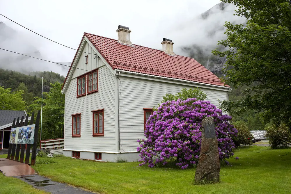 Huset og passasjen til Bjørn West museet i Matre