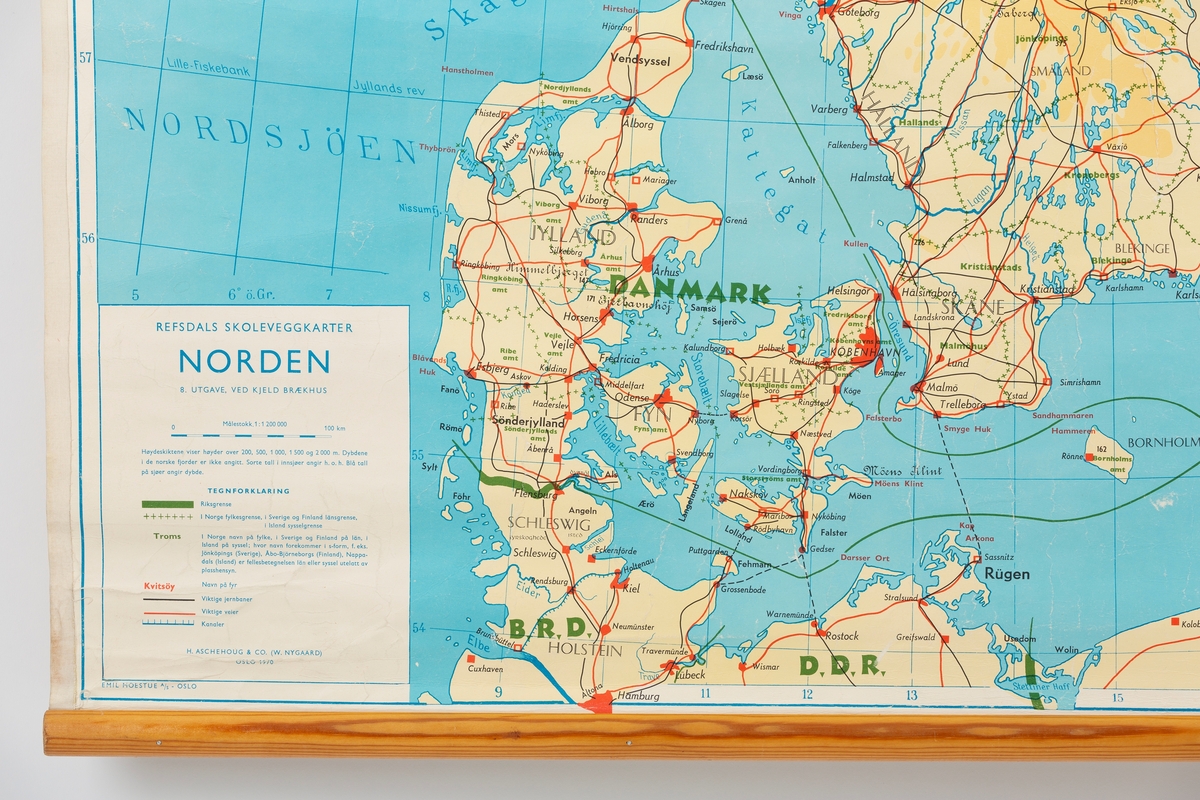 Skolekart, viser de nordiske landene. Montert på to rundstokker.