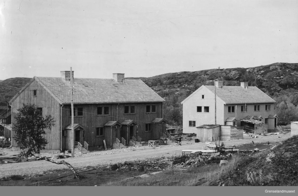 Arbeiderbolig nr. 1 og 2 under oppføring i Bjørnevatn etter krigen, 7. september 1948.