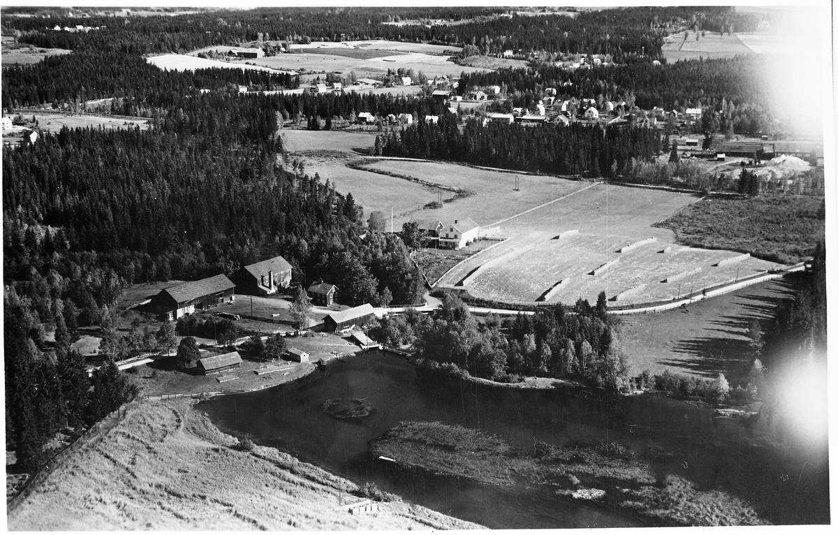 Reinsvoll, Vestre Toten - Flyfoto 1951. Mølla i forgrunnen.
