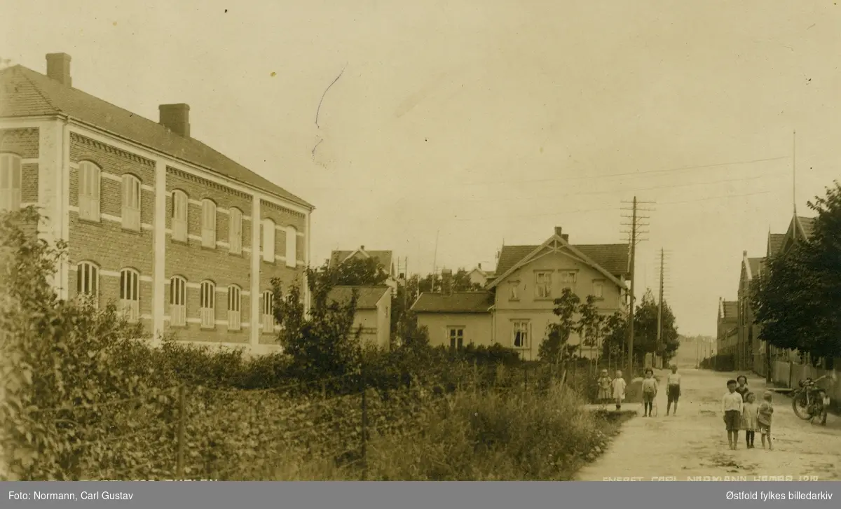 Hannestad skole, Yven i Tune, ca. 1910-15. Barn i gata. Postkort.
