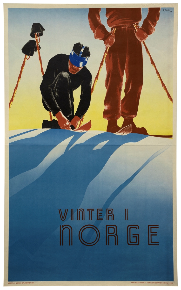 Fremstilling av blå snø med skygger av to skiløpere som er øverst på en snødekt bakketopp. Den ene, kledd i svart og med blå skjermlue, bøyer seg ned, mens den andre, kledd i rødt står oppreist. Av denne skiløperen vises bare halve overkroppen og underkroppen. Himmelen er opplyst i gult.