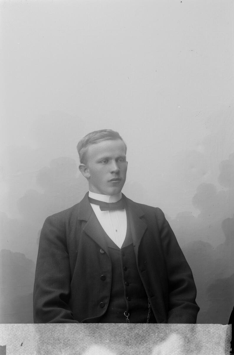 B Mattsson; Ingår i porträttsamlingen från Knut Wallins ateljé.