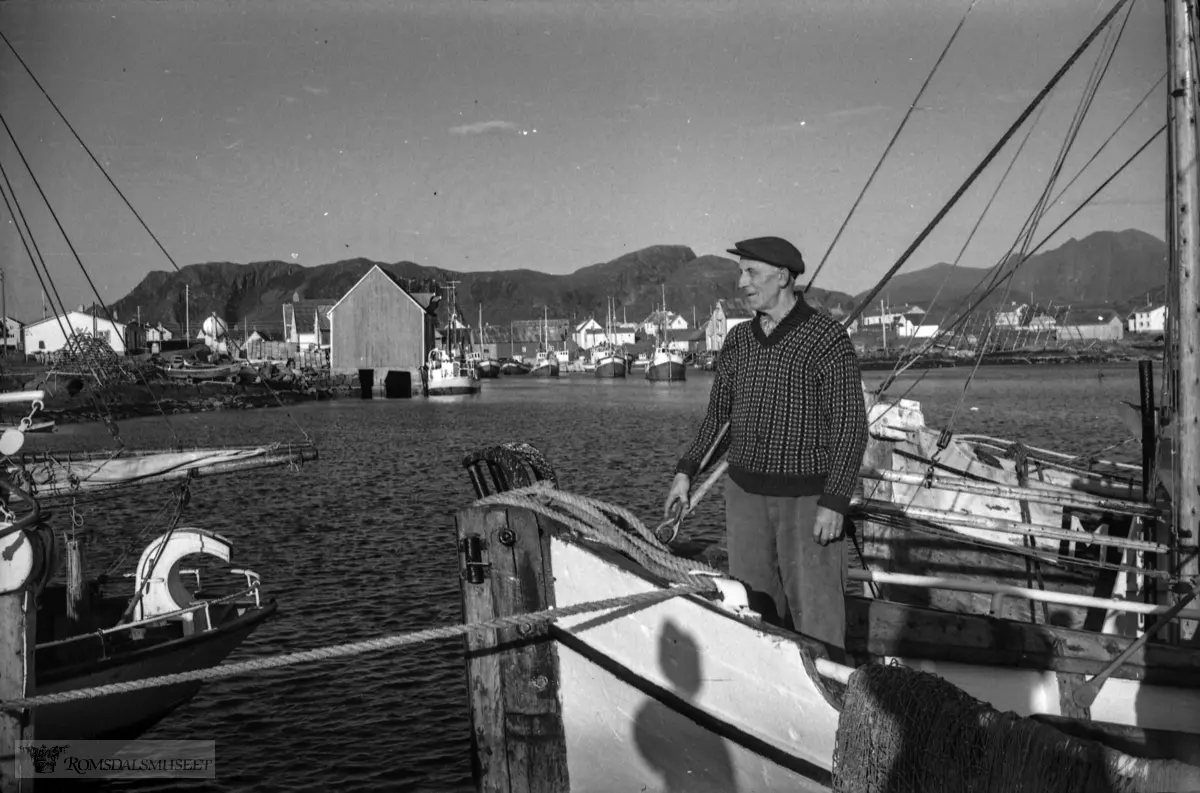 "August 1961".."Lilly - Sven".Bud hamn sett frå moloen. Sivert Inderhaug i baugen på eigen båt, Trygg?.