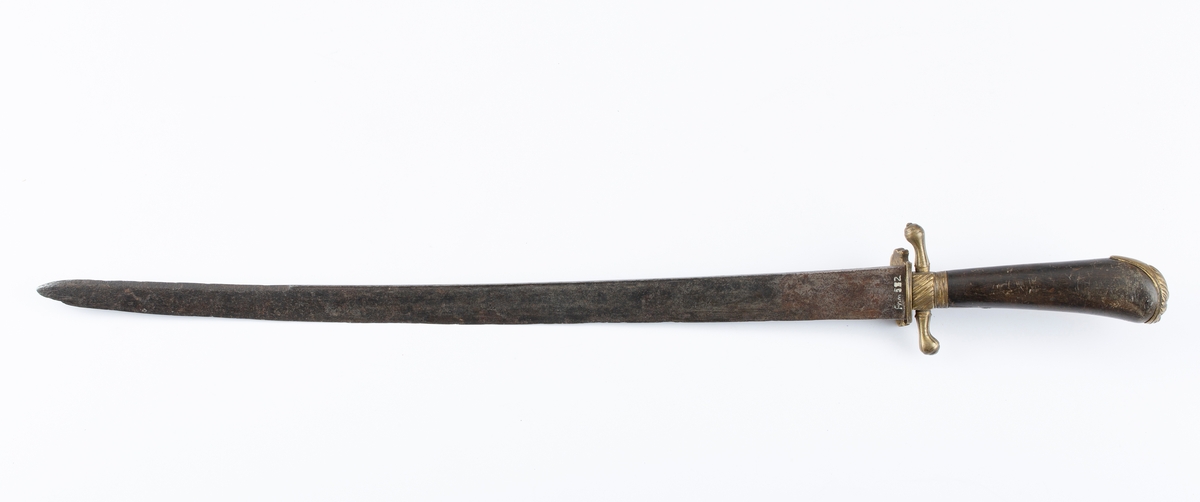 Hirschfenger, 1700-tall. Treskjefte med parerstenger og liten vifteformet parerplate med strekdekor. Håndtaket avsluttet med stilisert dyrehode. Villsvin og akantus gravert på klingen.