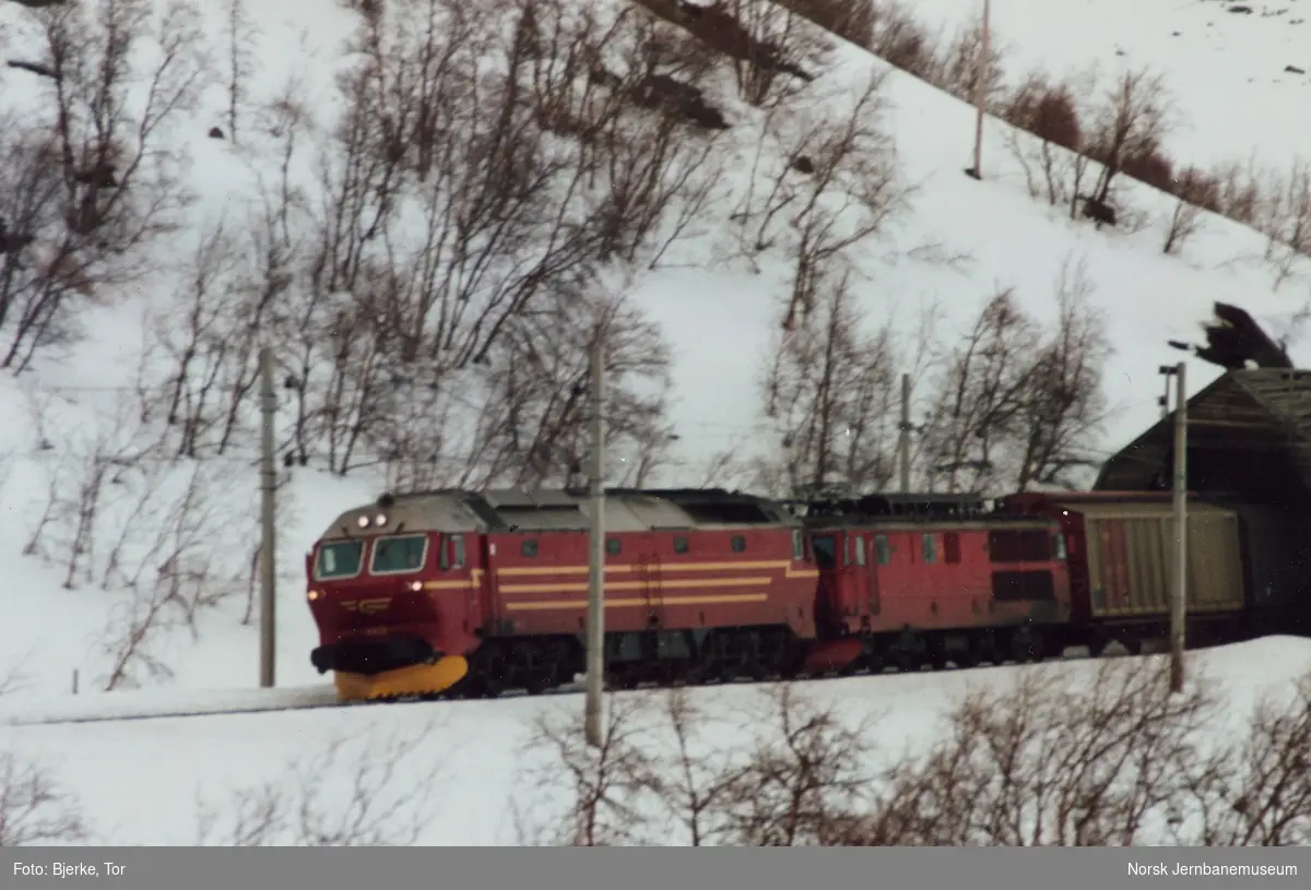 Diesellokomotiv Di 4 653 som ekstra forspannlokomotiv og elektrisk lokomotiv El 14 2173 som forspanlokomotiv i godstog 5511 vest for Haugastøl