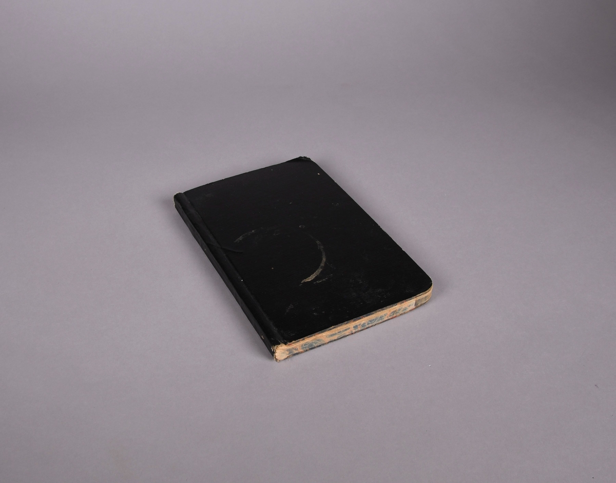 Sigird Undsets kokebok. Boken har svart omslag, og består av utklipp fra magasiner. Det er merke etter kopp på framsiden av boken.