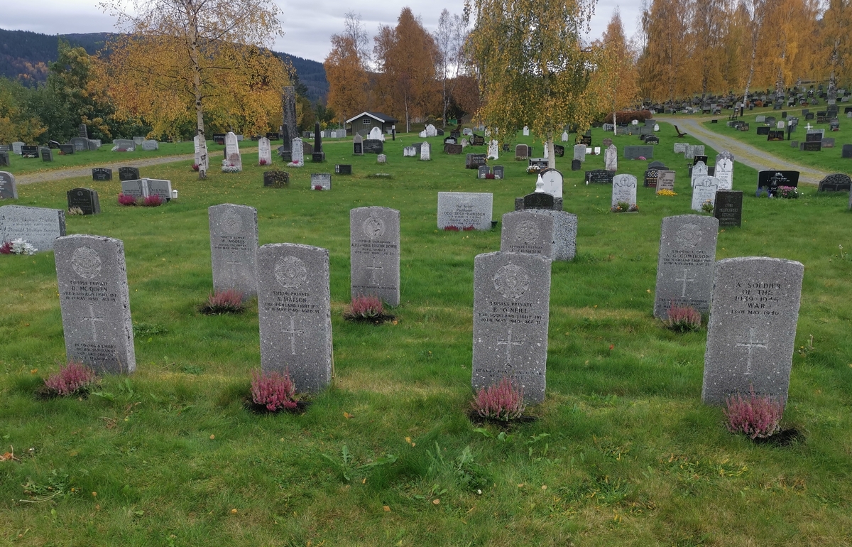 Åtte britiske falne fra krigshandlngene i 1940 er gravlagt på Hemnes kirkegård. Gravene er markert med inviduelle gravstøtter.
