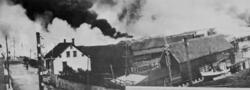 Sentrum og havna i Vadsø brenner etter sovjetisk flyangrep 2