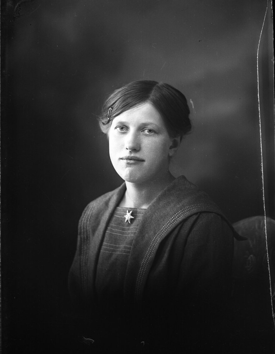 Porträtt av en ung kvinna.