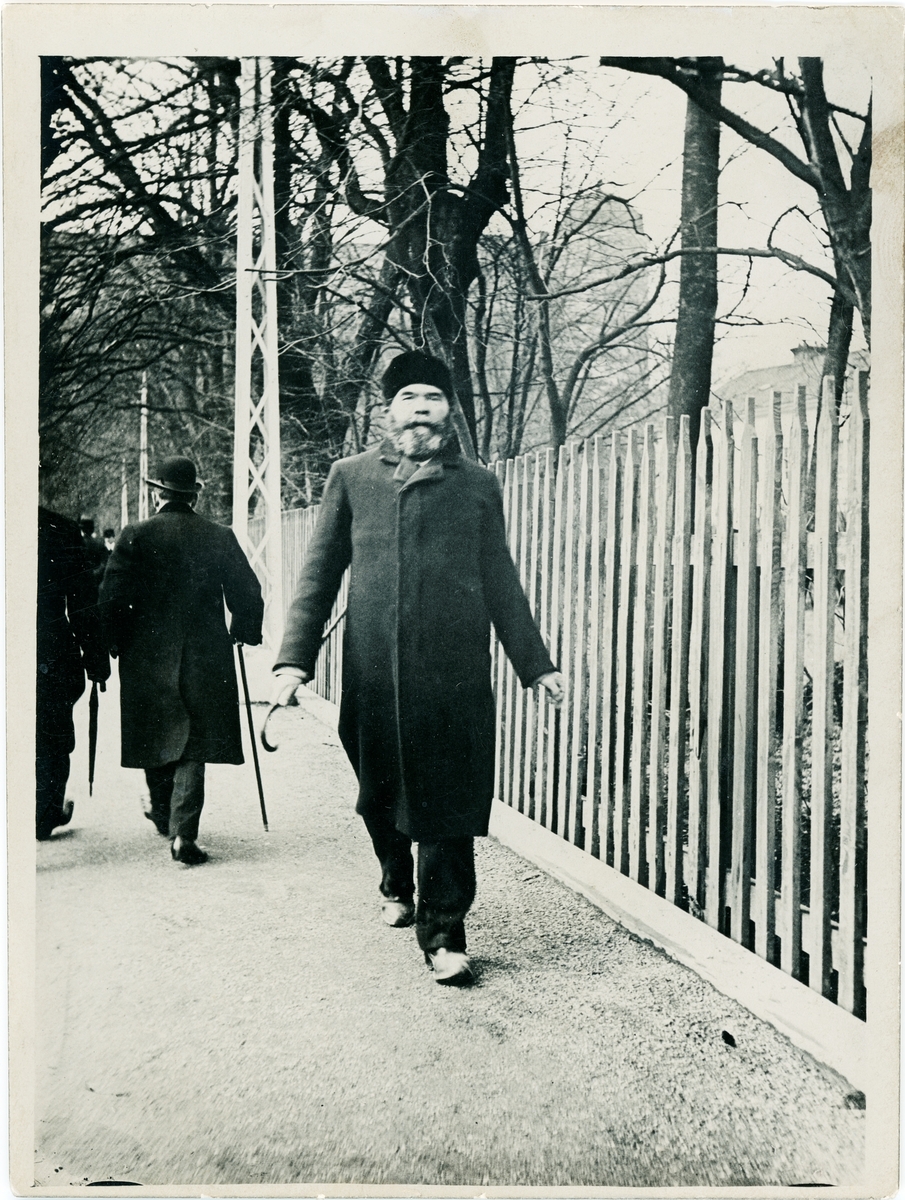 Uppsalaoriginalet och överliggaren Herman Baumbach promenerar på Munkgatan, kvarteret Fågelsången, Uppsala 1913