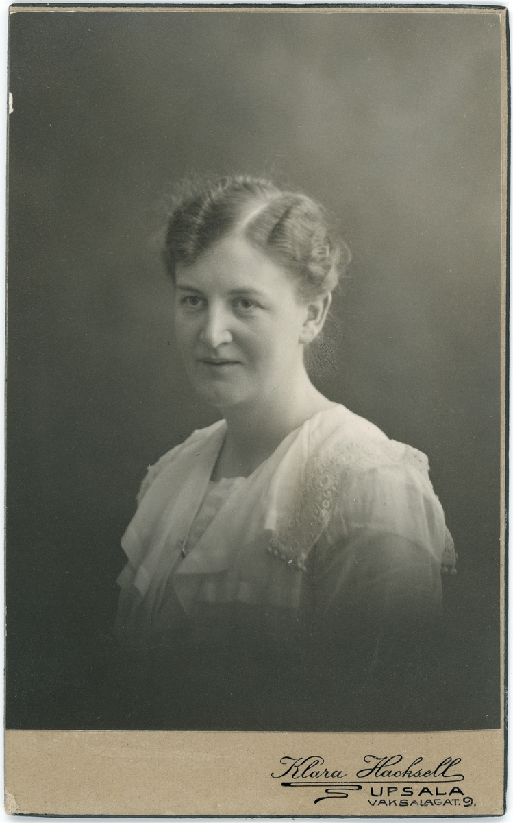 Kabinettsfotografi - kvinna, Uppsala efter 1917