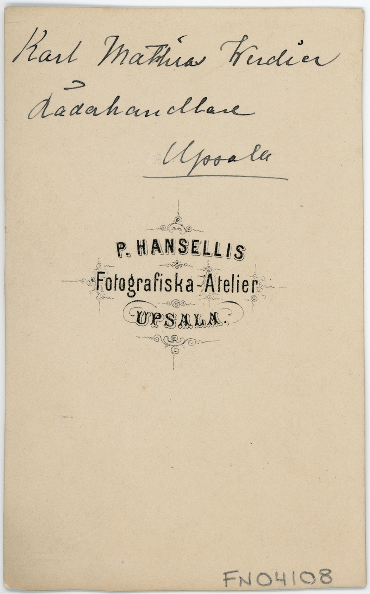 Kabinettsfotografi - läderhandlare Werdier i överrock, käpp och med hatten i handen, Uppsala 1860-tal