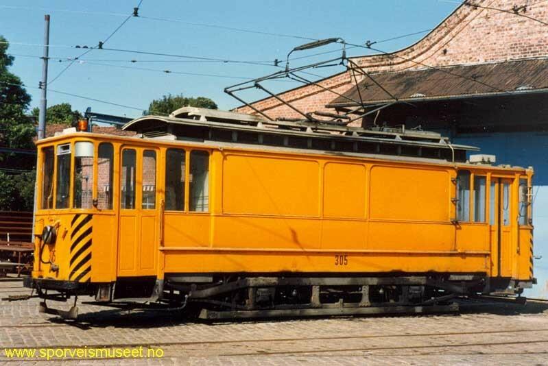 Sporvogn bygget i 1918. Chassis i ulike blåfarger, merket med vognnummer 322. Interiøret er i mørkt treverk og gult metall. 