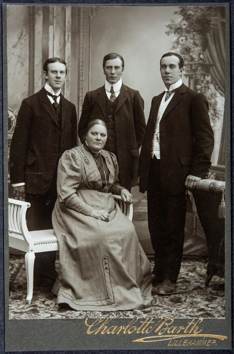 Gunda Smestad født Simenstad (1854-1931) med sønnene Georg Emil (1880-1959) som drev Tandem handel fra 1913, Einar Håkon (1884-1964) som drev butikken på Eriksrud fra 1913, og Harald Kristoffer (1889-1912). Hun var enke 39 år,