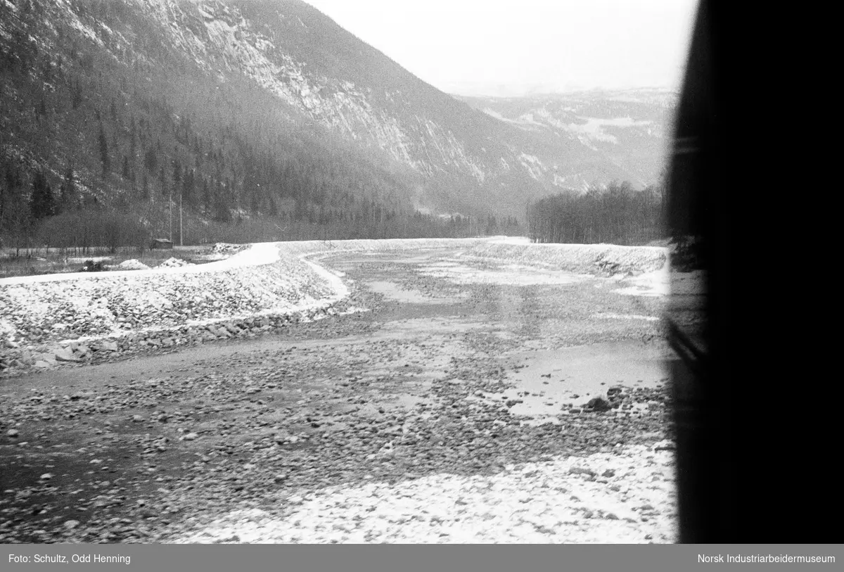 Elven Måna sett fra tog i ferdsel på Rjukanbanen.
