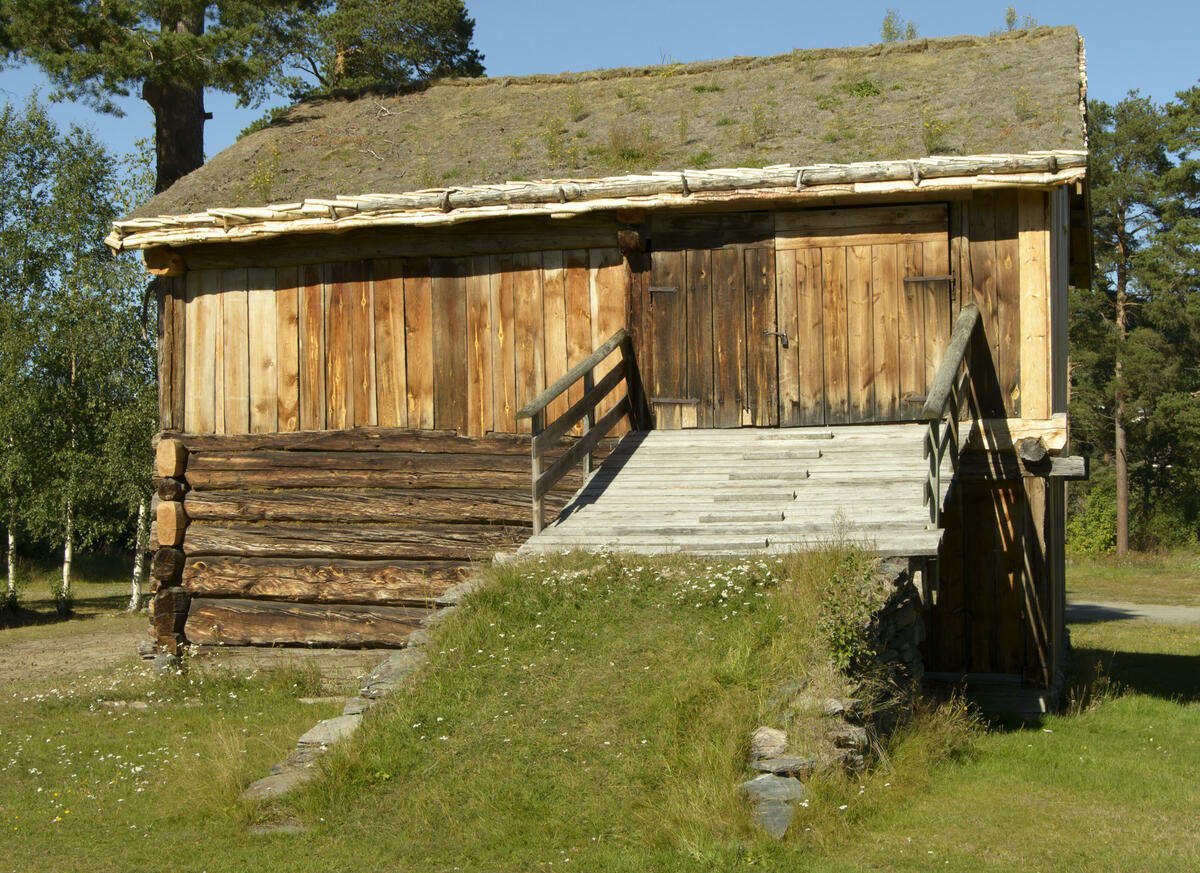 Stall fra Løkken på Kvikneskogen., opprinnelig fra Stubsjøen fra 1750-åra. 1739 innskåret - overbygget er yngre. Stall var sammen med loft og stabbur det huset som tidlig fikk to etasjer, med løe. Hesten skulle ha det beste høyet.