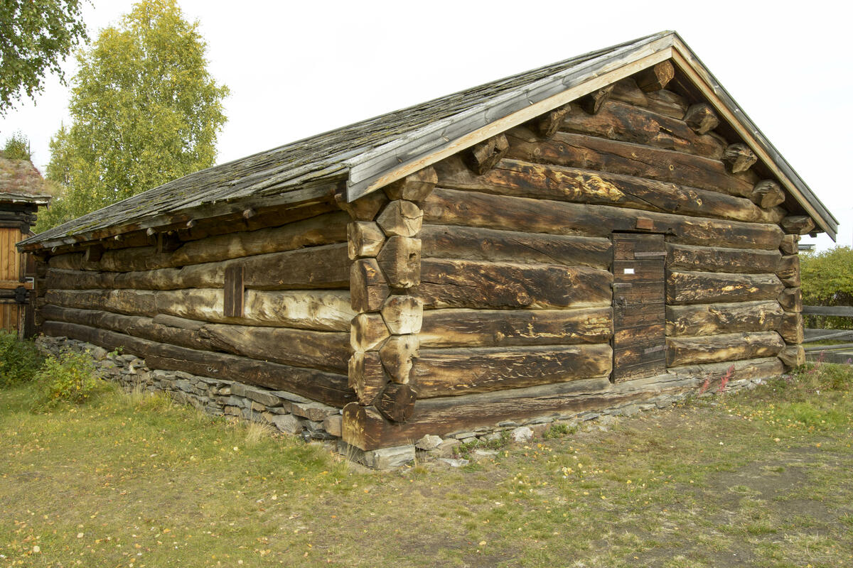 Fjøs fra Steen, datert 1760, grua (peisen) er ikke rekonstruert, hull i veggen var inntak av vann. På taket er det villskifer som ikke er særlig vanlig i Østerdalen.