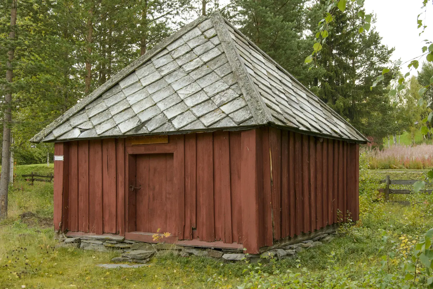 Brannsprøytehus, opprinnelig fra Neby, I 1862 innkjøpes kommunens første brannsprøyte. Dette ble plassert i nærheten av kirka. Seinere ble flere slike brannsprøyter innkjøpt.