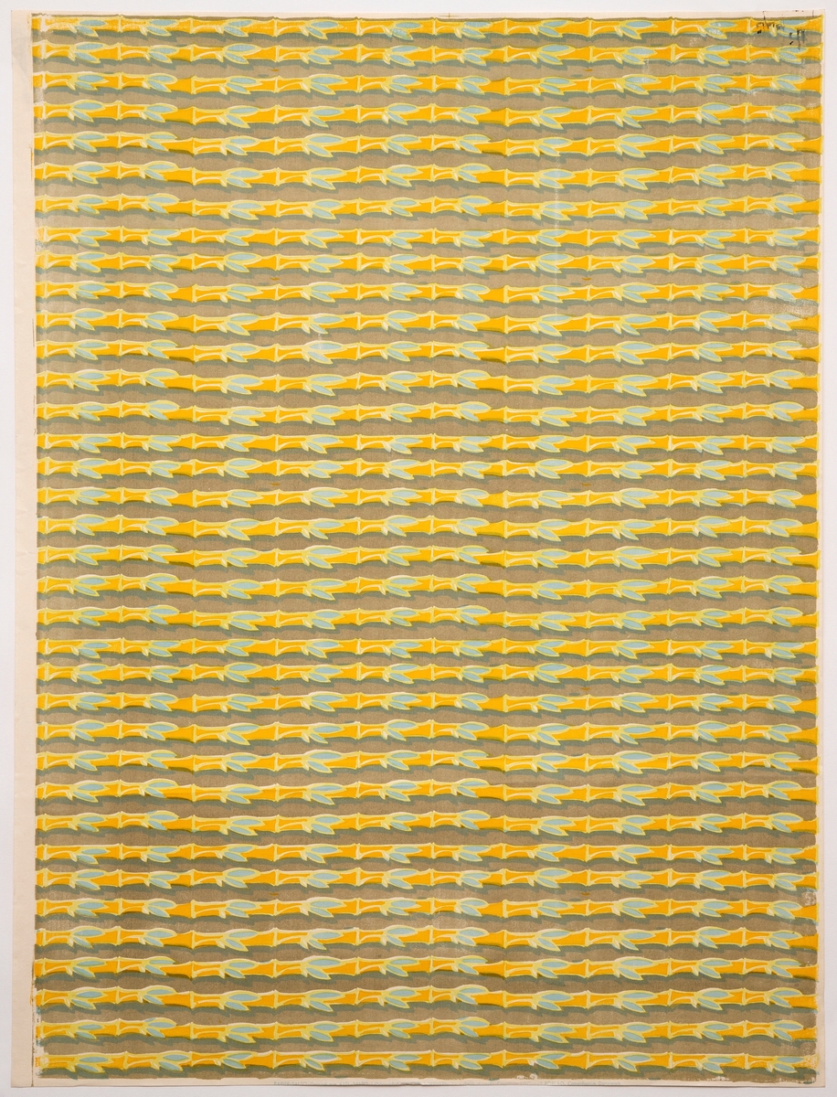 To tilnærmet identiske eksemplarer av rektangulært dekorativt papir med mønsteret "Bambusskud", hvorav den ene er en dublett. Forsiden er dekorert med et repeterende mønster av stilisert bambus i gult og gråblått  - omgitt av blekgrønne konturlinjer - på beigefarget bunn.