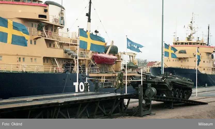 Karlskronavarvet. 

Stridsvagn 103 (Strv 103) symbolisk överlämning över krigsbro 5 (KB 5). Och isbrytaren TOR, i bakgrunden.