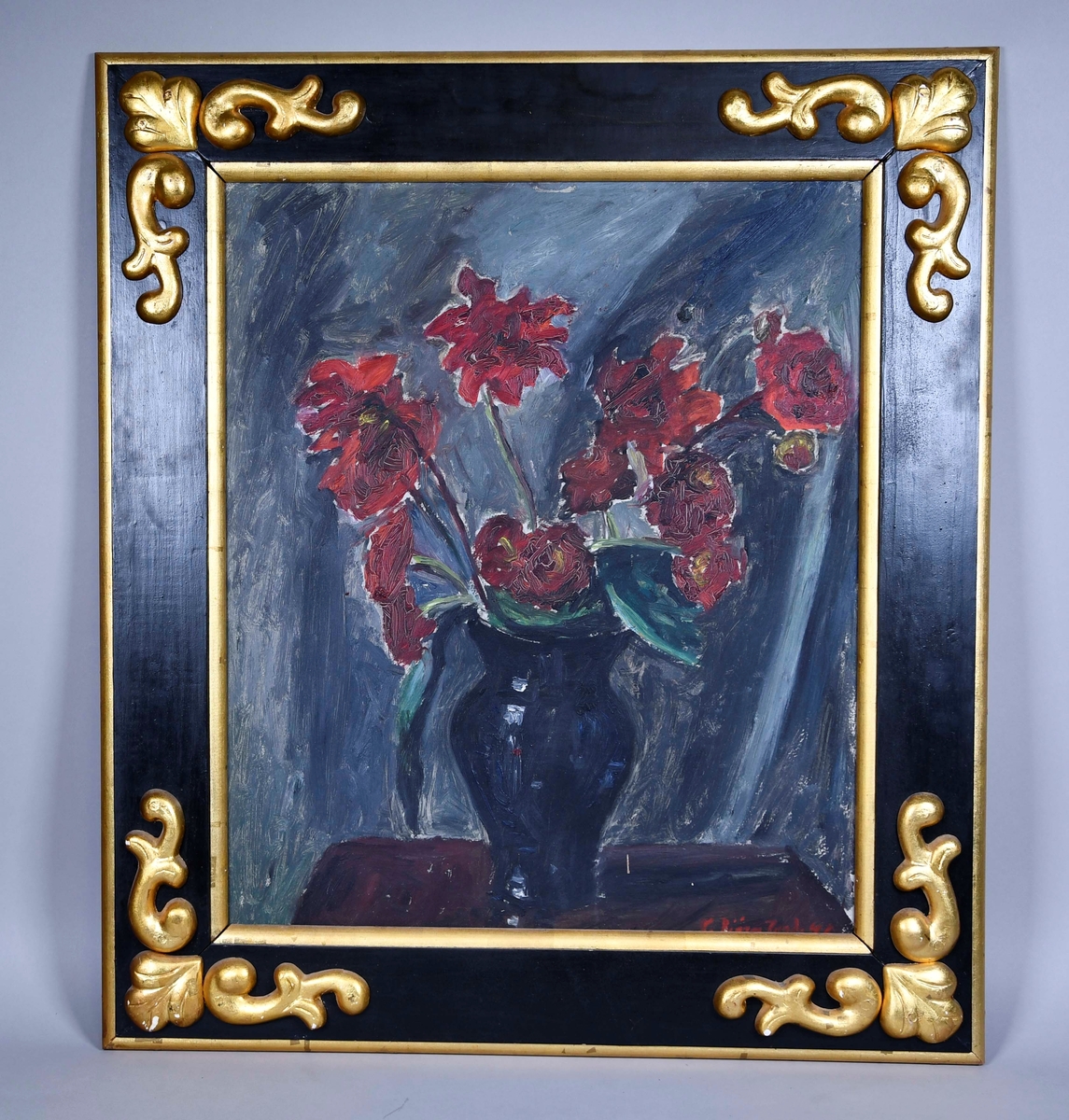 Maleri med motiv av røde blomster i urne. Maleriet har svart ramme av tre, med gullfarget dekor i hjørnene.