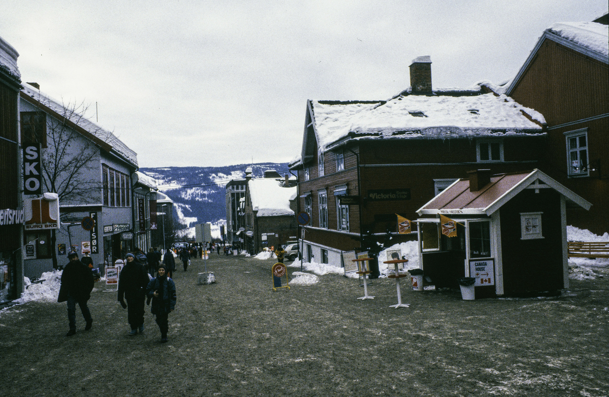 Lillehammer under OL 1994. Wieses gate. Kiosken "Pølse-Mester'n". Sett mot vest fra like nedenfor Storgata.