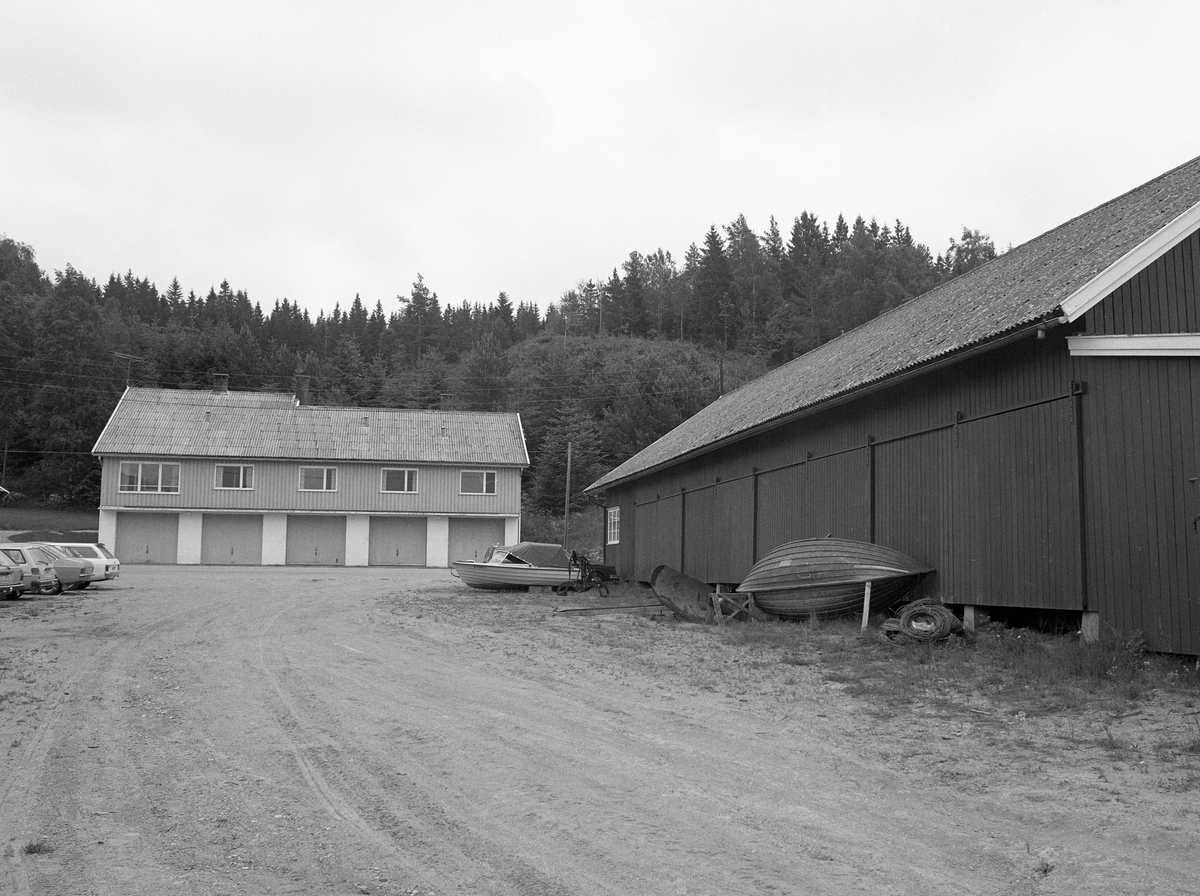 Driftsbygning ved Furuholmen, Varteig, Østfold. Brukt i forbindelse med tømmerfløting i Glommavassdraget. Til venstre i bakgrunnen velferdsbygget med garasjer i underetg. Til høyre verksted.