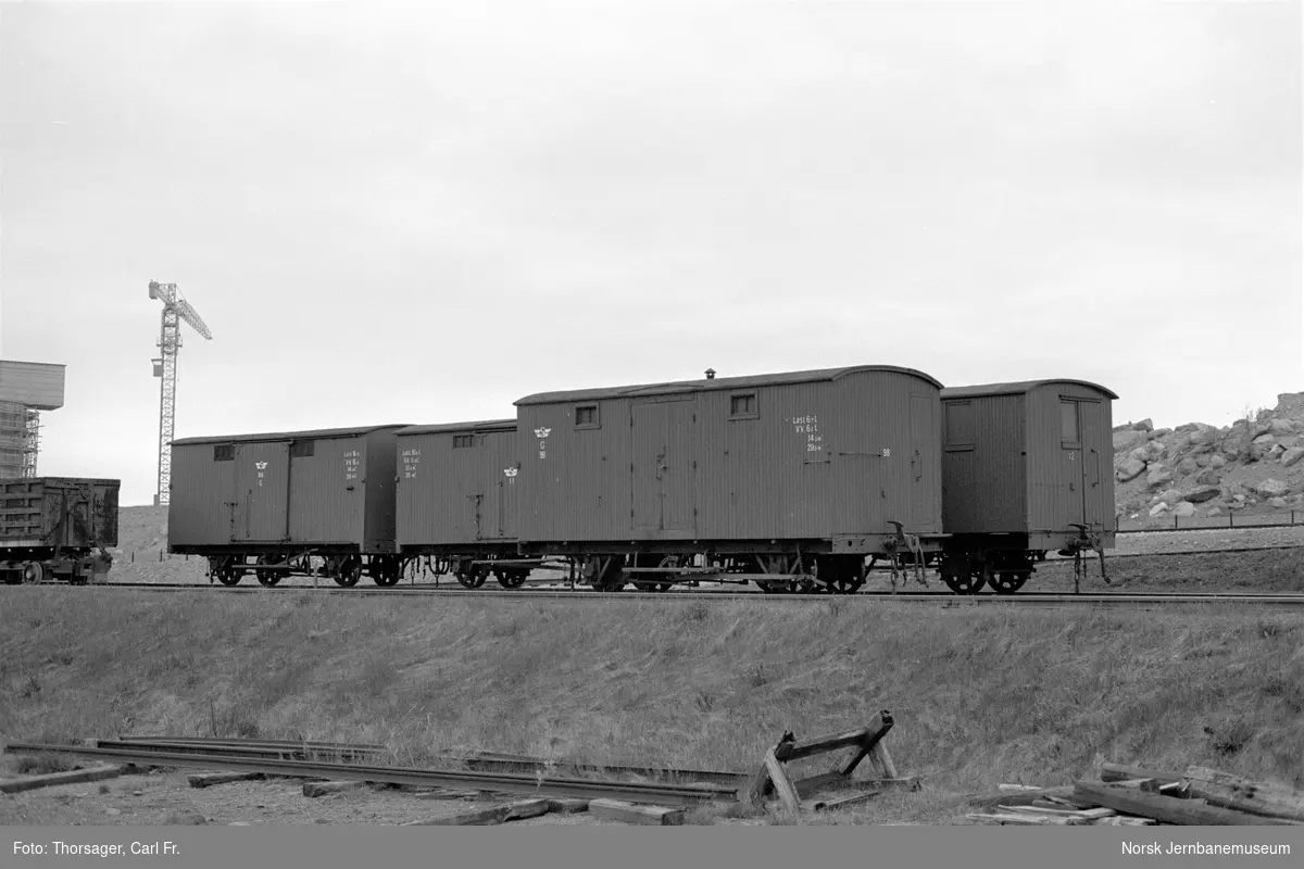 Sulitjelmabanens godsvogner litra G nr 84,11 og 98 samt litra Gf nr. 12 på Finneid stasjon