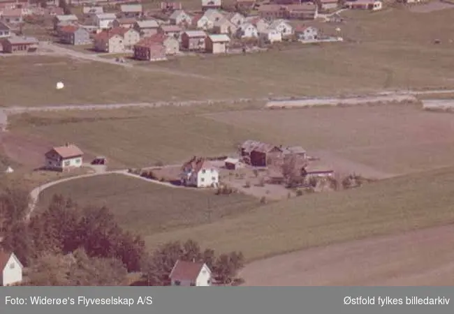 Flyfoto av gårdsbruk og boligområde på Brevik i Tune.