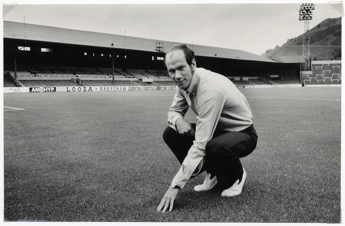 Tommy Svensson, fotbollsproffs i Belgien 1971-1973, känner på underlaget, 1971.