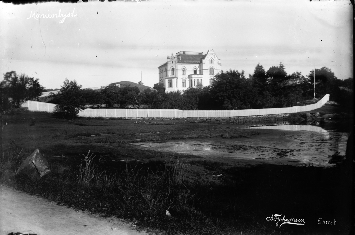 Marienlyst, murvilla bak gjerde. 1910