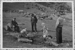 Leik ved sigledammen på marka i Bergsvåg i Ølensvåg, 1947. F