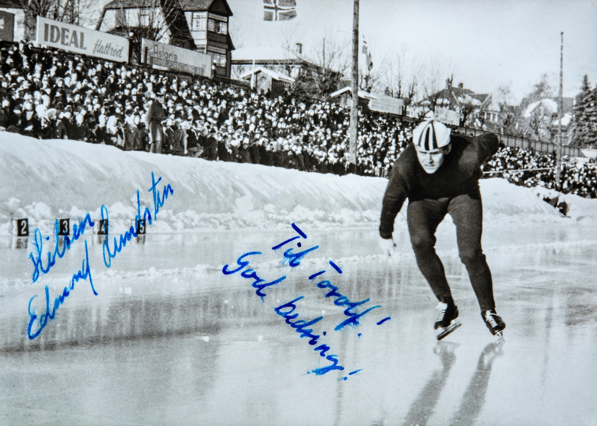Skøyteløper Edmond Lundsten på Hamar stadion. Bildet er signert med autograf og en hilsen.