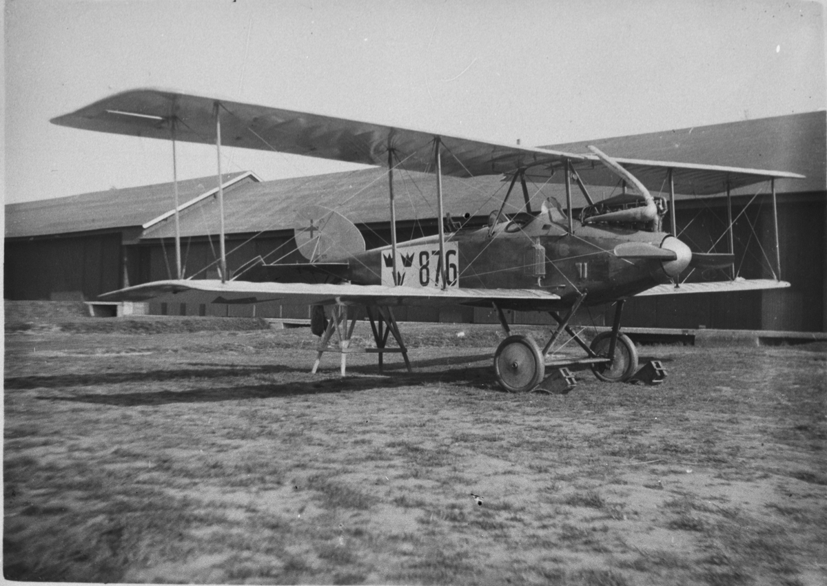 Flygplan Thulin FA märkt nummer 876 ur Flygkompaniet på marken ...