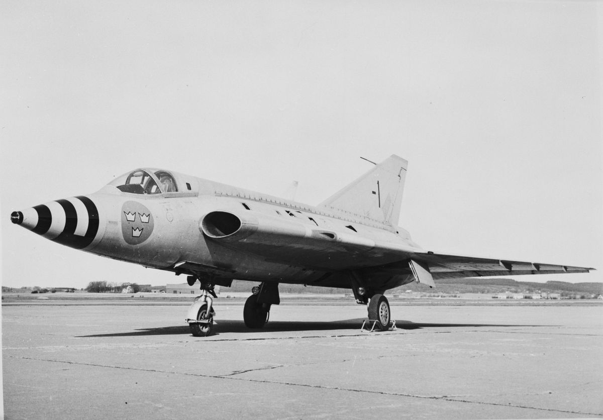 Flygplan Saab 35 Draken 35-1 uppställt på flygbana. Prototyp; cirka 1955.