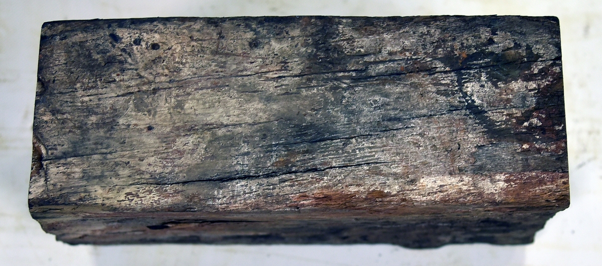 Kolv till lavett. Torr och eroderad lavettkolv, de övre kanterna eroderade.  

Dried & eroded transom, recorded assembled (some measurements  unobtainable) top edges eroded.