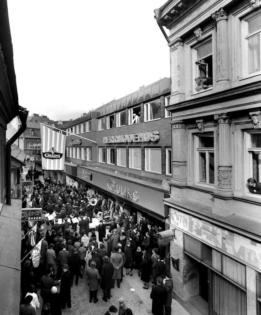 Invigning av klädaffären  herrmodehuset Gulins på Tanneforsgatan, 1964.